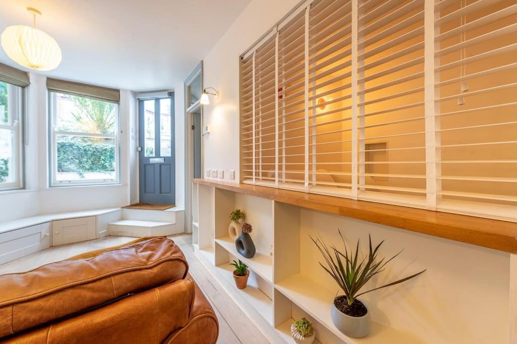 Lovely Self-Contained Basement Studio With Kitchen London Exterior photo