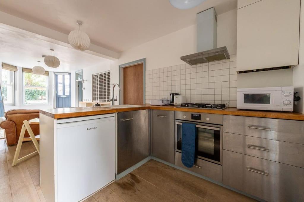 Lovely Self-Contained Basement Studio With Kitchen London Exterior photo