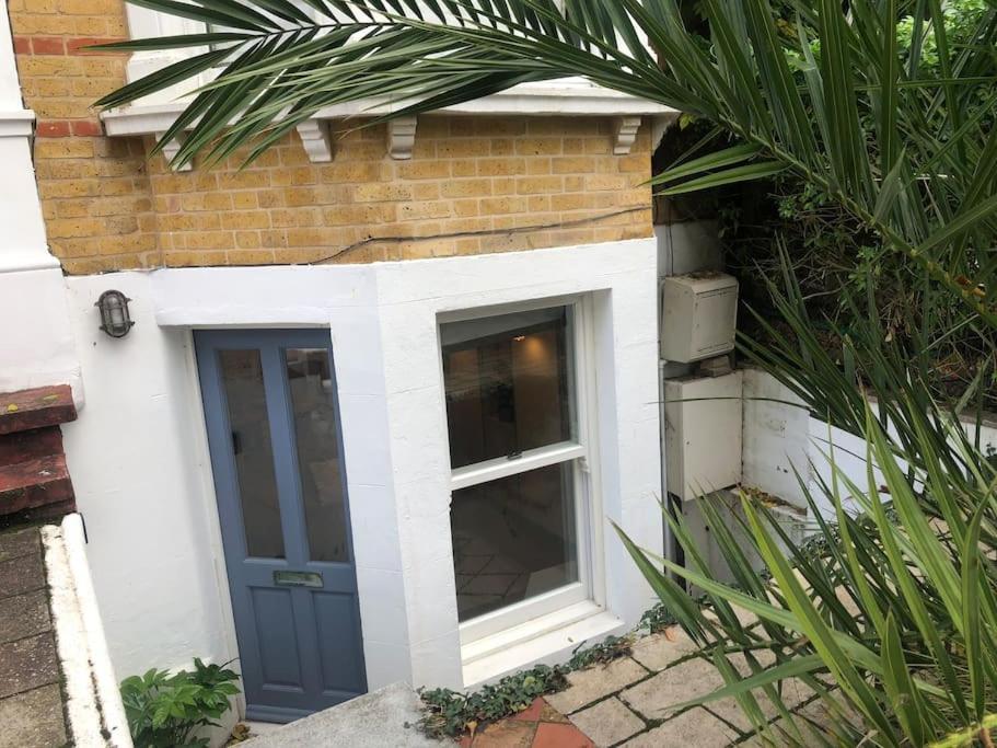 Lovely Self-Contained Basement Studio With Kitchen London Exterior photo